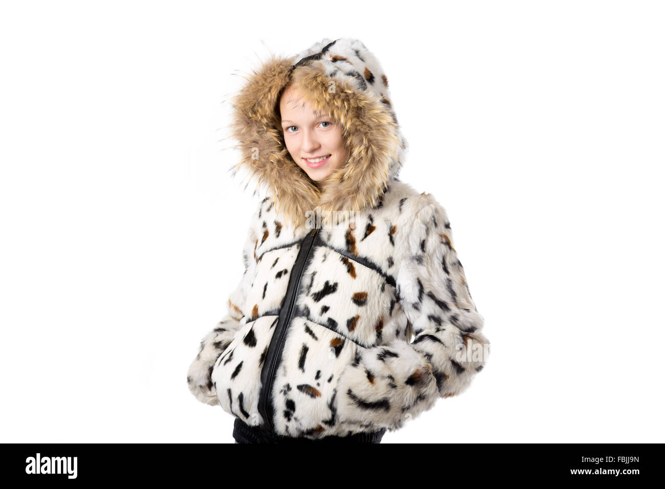 Porträt von glücklich lustig schön lässig Teenager-Mädchen Winter Mantel mit Kapuze, Hand in Hand in den Taschen, Blick in die Kamera Stockfoto