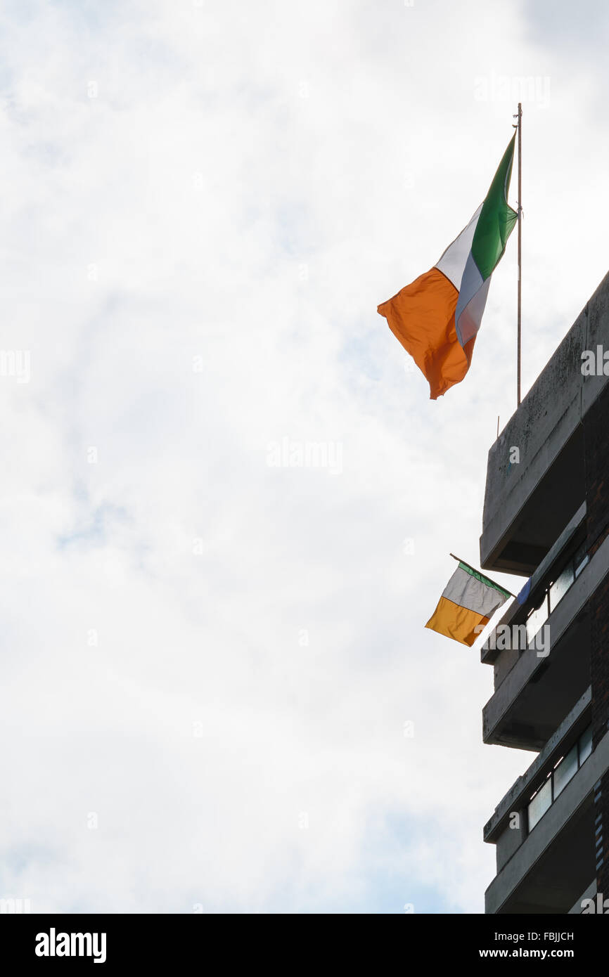 Eine irische Trikolore fliegt aus der irischen republikanischen New Lodge Wohnungen Gegend von Belfast. Stockfoto