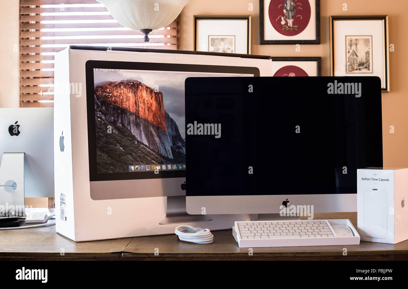 Neue Imac-Home-Computer mit Tastatur, Monitor und Time Capsule Flughafen in häuslicher Umgebung Stockfoto