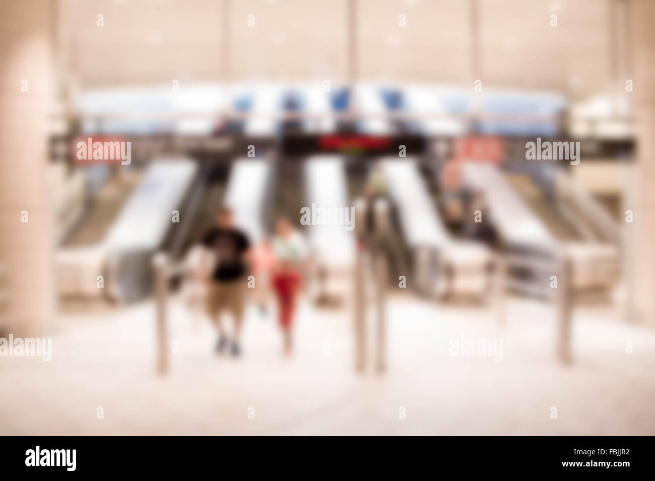 Defokussierten Unschärfe der Rolltreppen in modernen Bahnhof Stockfoto