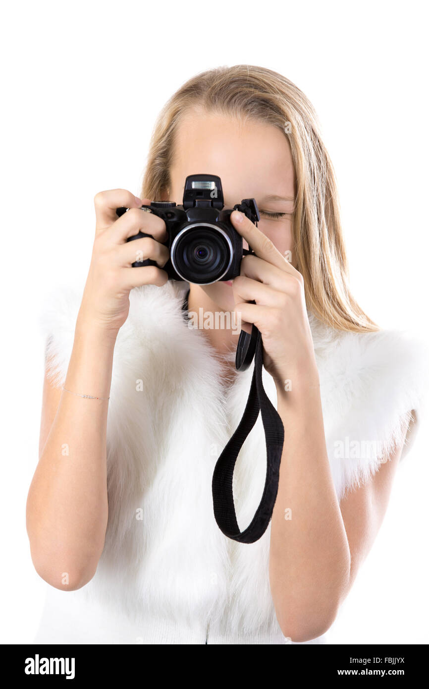 Porträt von glücklich niedlich schönen kaukasischen blonde Mädchen mit weißen pelzigen Outfit fotografieren mit Kamera, isoliert studio Stockfoto