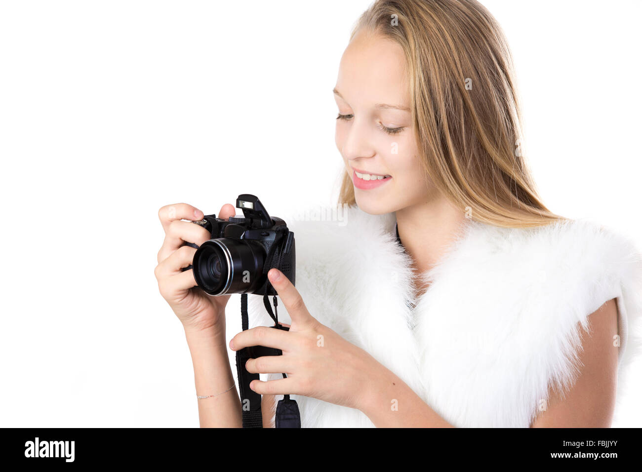 Porträt von glücklich niedlich schönen kaukasischen blonden Mädchen in weißen pelzigen Outfit, Blick in die digitale Kamera mit einem Lächeln Stockfoto