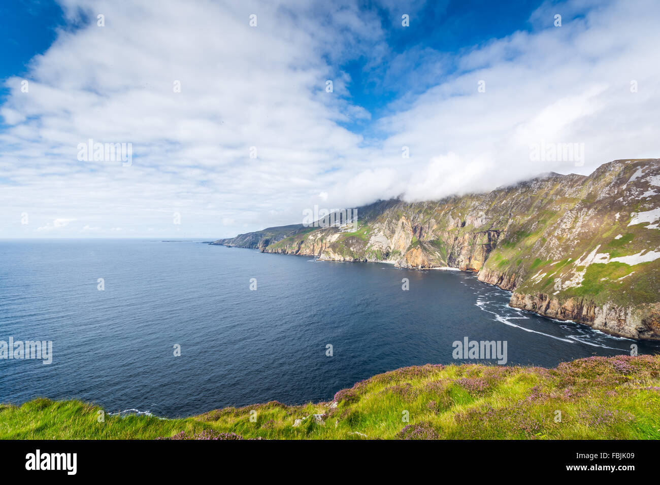 Foto von der atemberaubenden und natürlich schönen Slieve League Klippen an der irischen Westküste. Stockfoto
