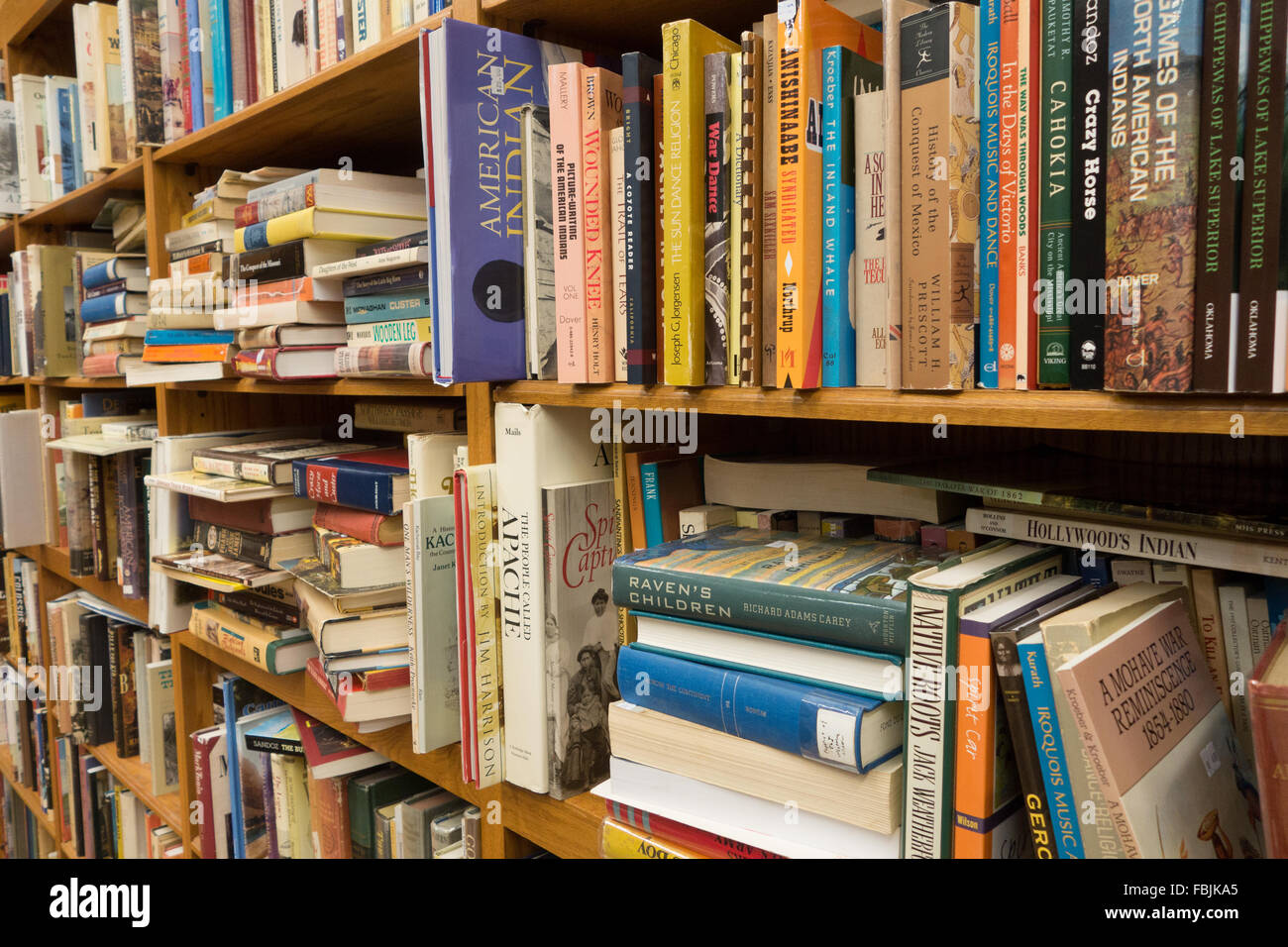 chaotisch Bücherregale Bücherregal Bücher Stockfoto