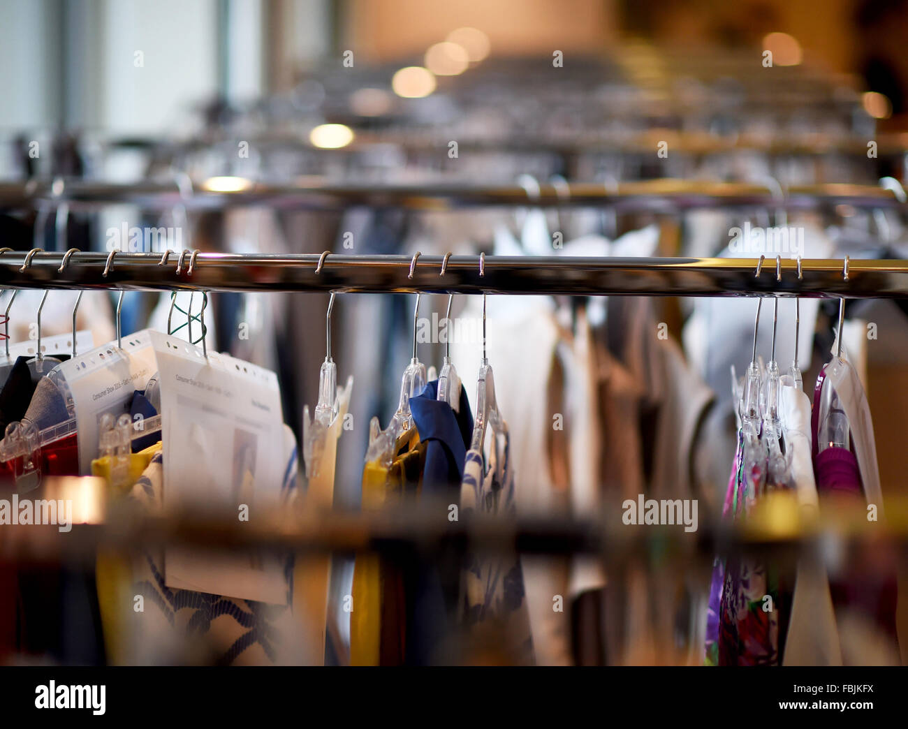 Verschiedenen Outfits hängen an eine Armatur für die Mode zeigen "Key Looks - The Show!" indem Peek & Cloppenburg und Mode-ID für die Mercedes-Benz Fashion Week im Hotel Waldorf Astoria in Berlin, Deutschland, 178 Januar 2016. Berlin Fashion Week findet vom 19. bis 23. Januar 2016. Foto: JENS KALAENE/DPA Stockfoto