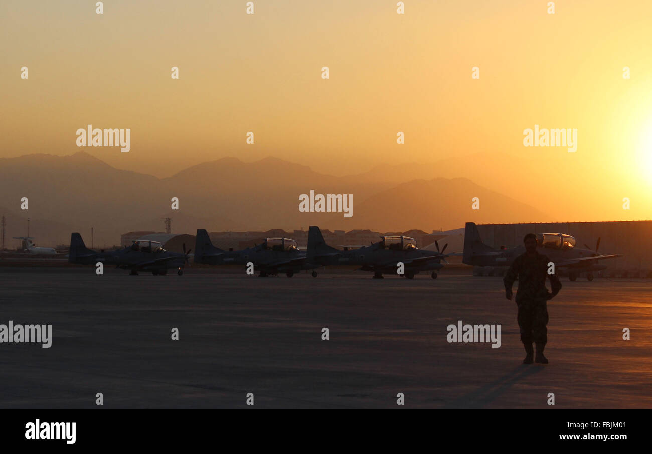 KABUL AFGFHANISTAN, JAN 15,2016 afghanischen nationalen Armeebeamten stehen in der Nähe von A-29 Super Tucano Flugzeuge im Rahmen einer Feierstunde in Kabul, Afghanistan auf Freitag, 15. Januar 2016. US Beamte aufs offiziell vier Brasilien gemacht Super Tucano Kampfflugzeuge der afghanischen Verteidigungsministerium am Freitag in einer Bemühung, kampfbereiten afghanischen Sicherheit Kräfte ihrer Aufstandsbekämpfung Missionen in den flüchtigen Land in Durchführung den kommenden Tagen zu helfen. Stockfoto