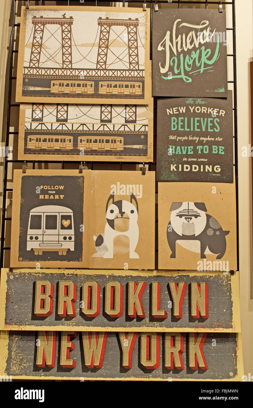 New York, USA: New York und Brooklyn Poster und Postkarten auf einen Stand im Chelsea Market, einem berühmten geschlossenen Urban food court und Shopping Mall Stockfoto