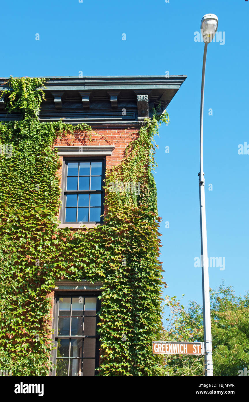 New York, Vereinigte Staaten von Amerika: eine Straßenlaterne und ein Haus im Efeu in Greenwich Street, Greenwich Village Stockfoto