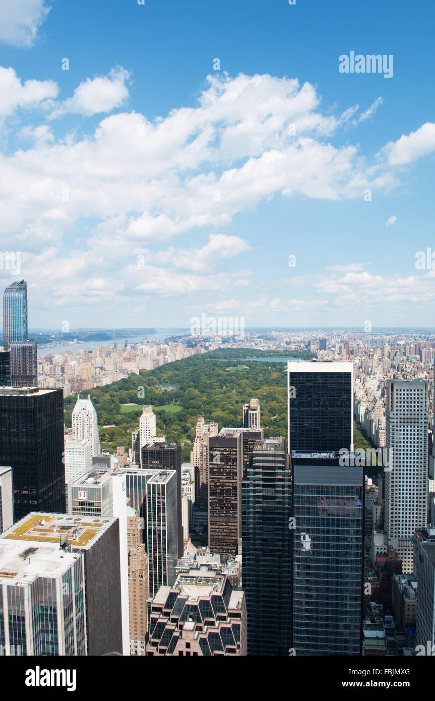 New York, USA: die Skyline von Manhattan mit Wolkenkratzern und Central Park von der Spitze des Felsens, der Aussichtsplattform des Rockefeller Center gesehen Stockfoto