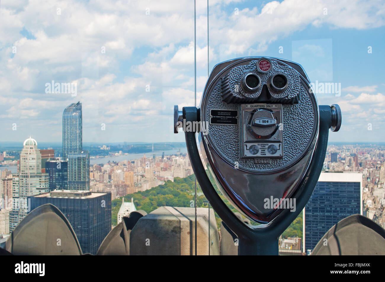 New York, USA: die Skyline von Manhattan mit Wolkenkratzern und Central Park mit dem Fernglas von der Oberseite des Rock, Aussichtsplattform des Rockefeller Center Stockfoto