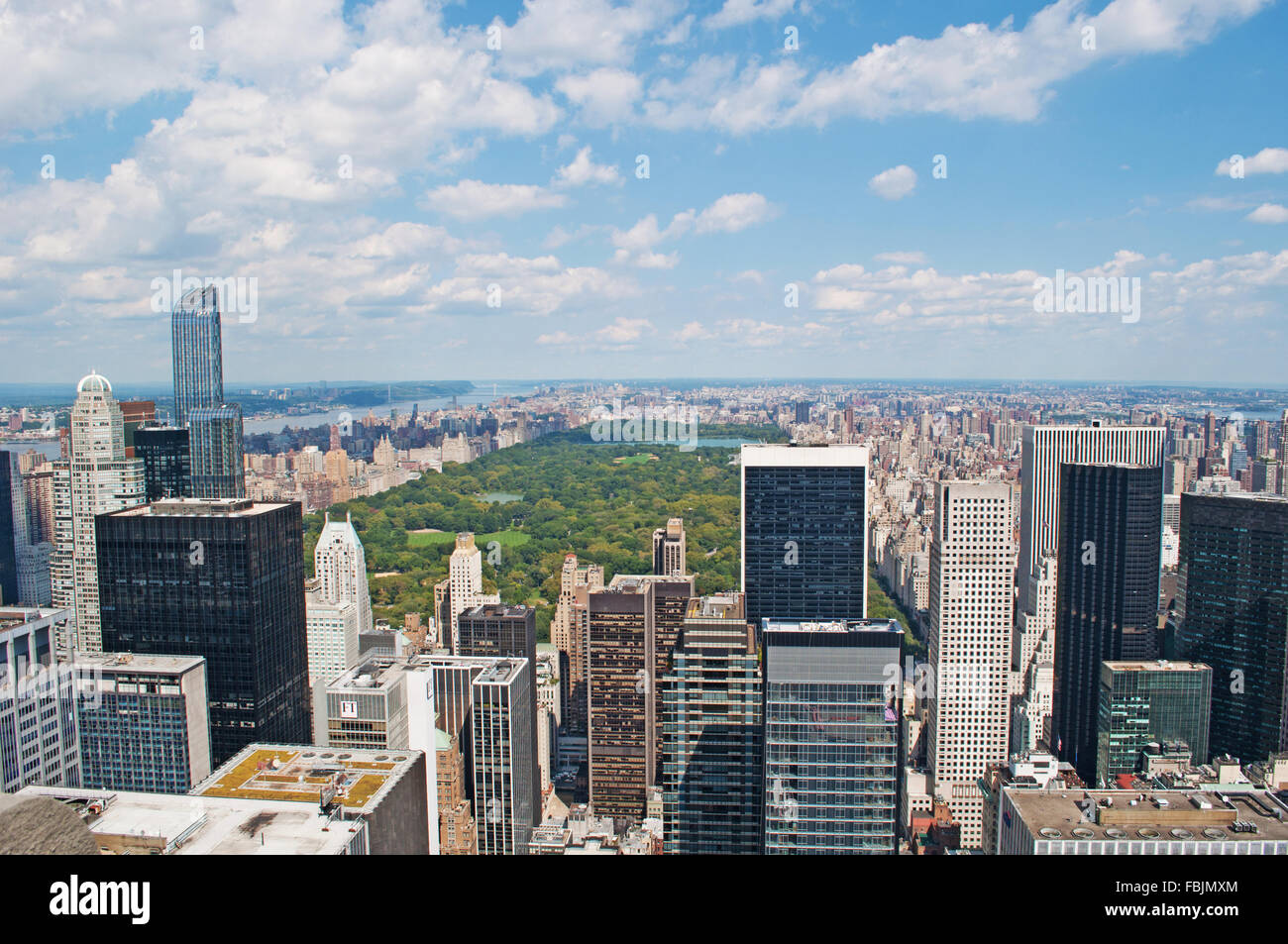 New York, USA: Blick auf die Skyline von Manhattan mit Central Park von der Spitze des Felsens, der Aussichtsplattform des Rockefeller Center gesehen Stockfoto