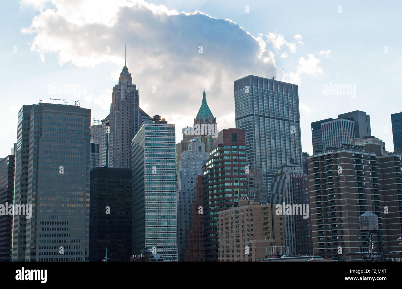 New York, Vereinigte Staaten von Amerika: Downtown Skyline, Wolkenkratzer von der Brooklyn Brücke aus gesehen Stockfoto