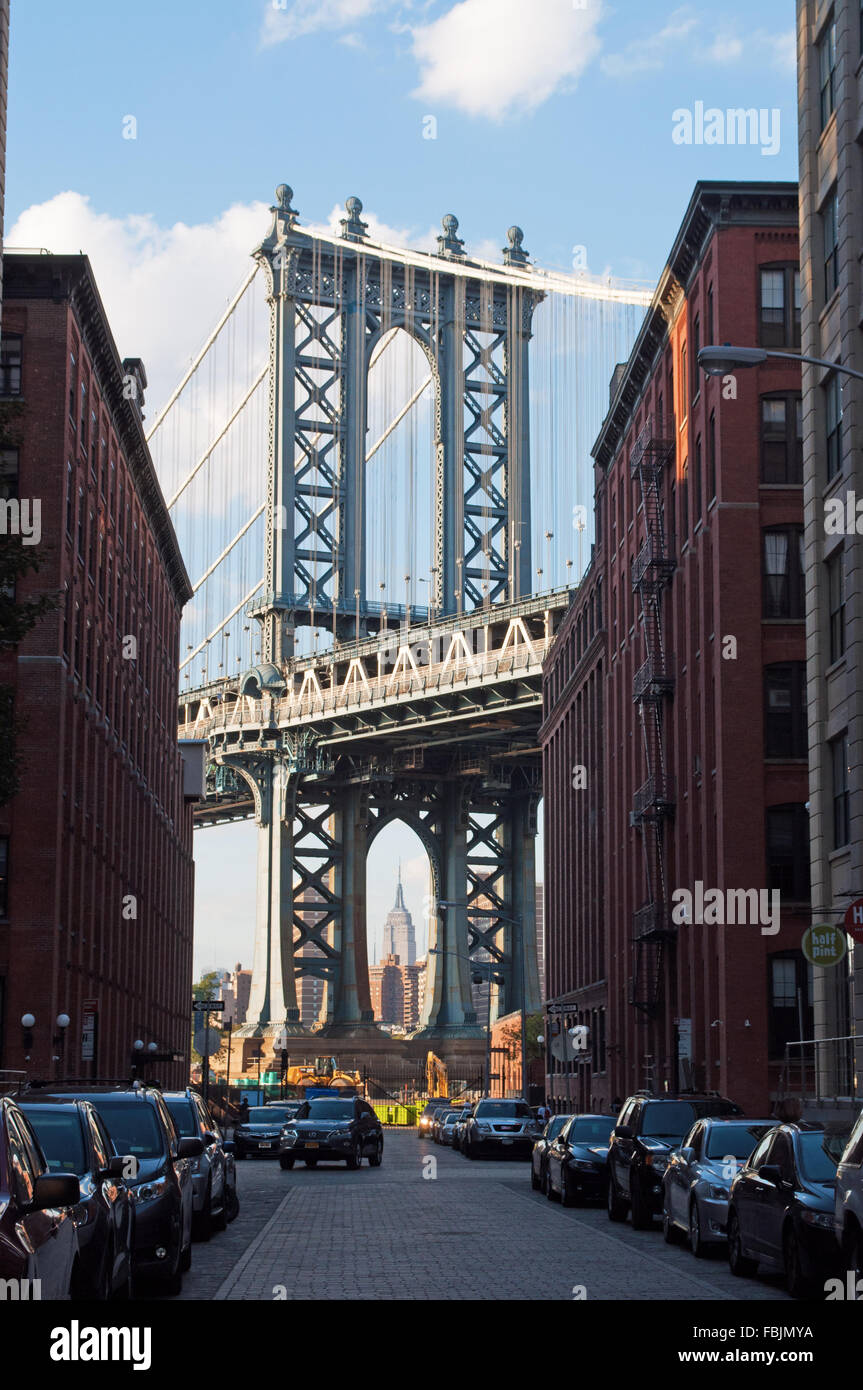 New York, Vereinigte Staaten von Amerika: eine kultige Aussicht auf Manhattan Bridge aus Dumbo Nachbarschaft Stockfoto