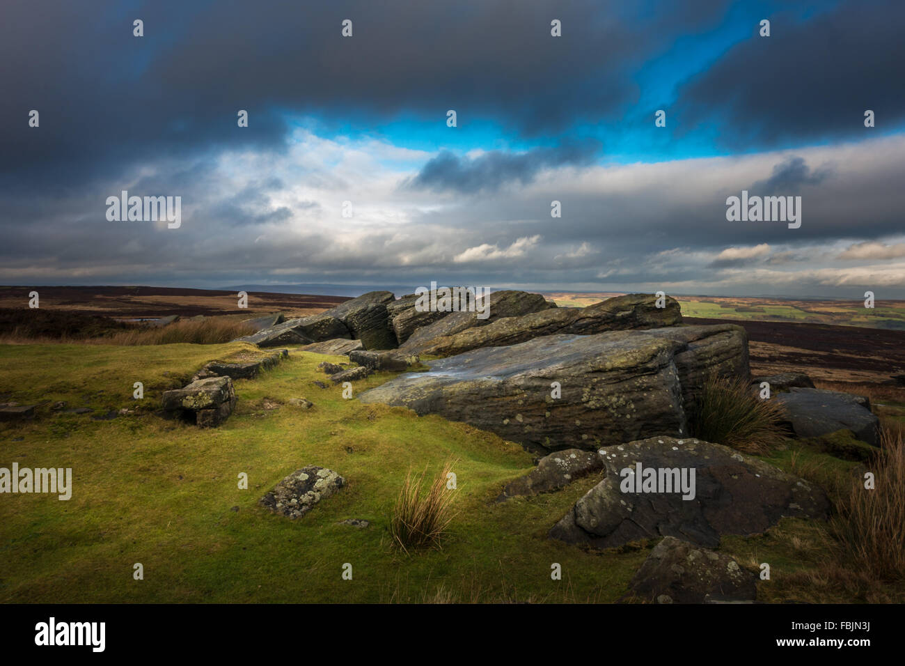 Eine wunderbar lebendige Yorkshire Felsen Wintertag auf Burley Moor, in der Nähe von Ilkley, Yorkshire, Großbritannien. Stockfoto