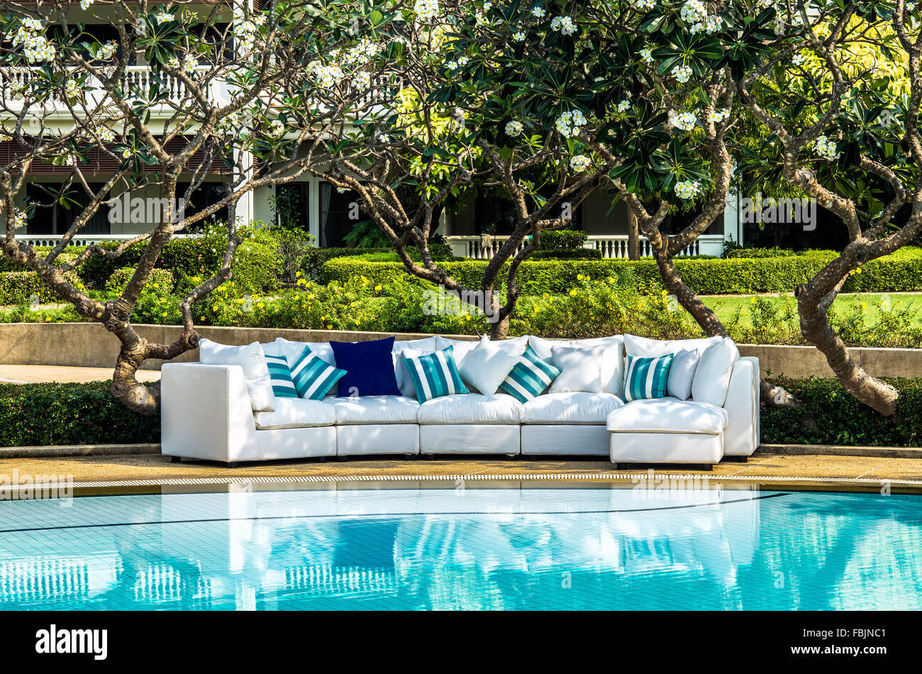 Gartenmöbel mit Auflagen und Kissen im Garten am Pool Stockfoto