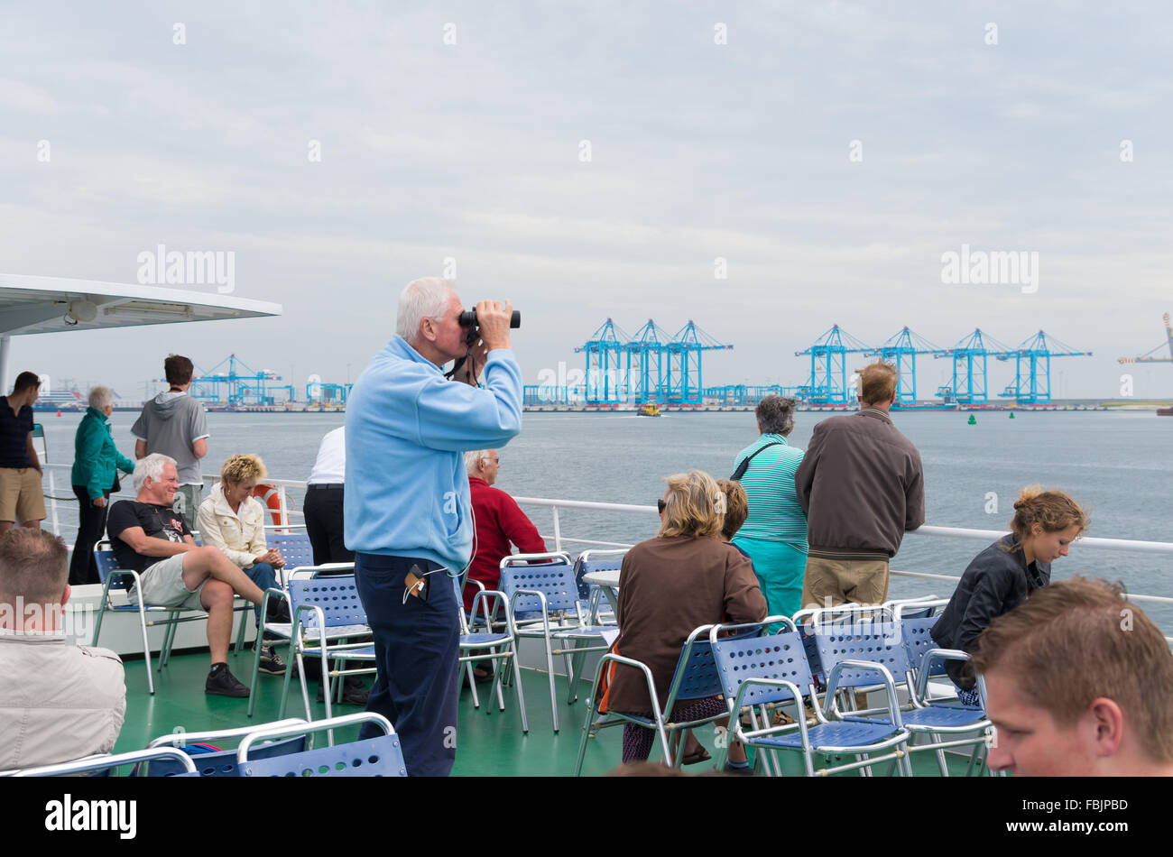 ROTTERDAM, Niederlande - 28. Juni 2015: Unbekannte Menschen genießen eine organisierte Tour im Hafen von Rotterdam, der größte eines Eu Stockfoto