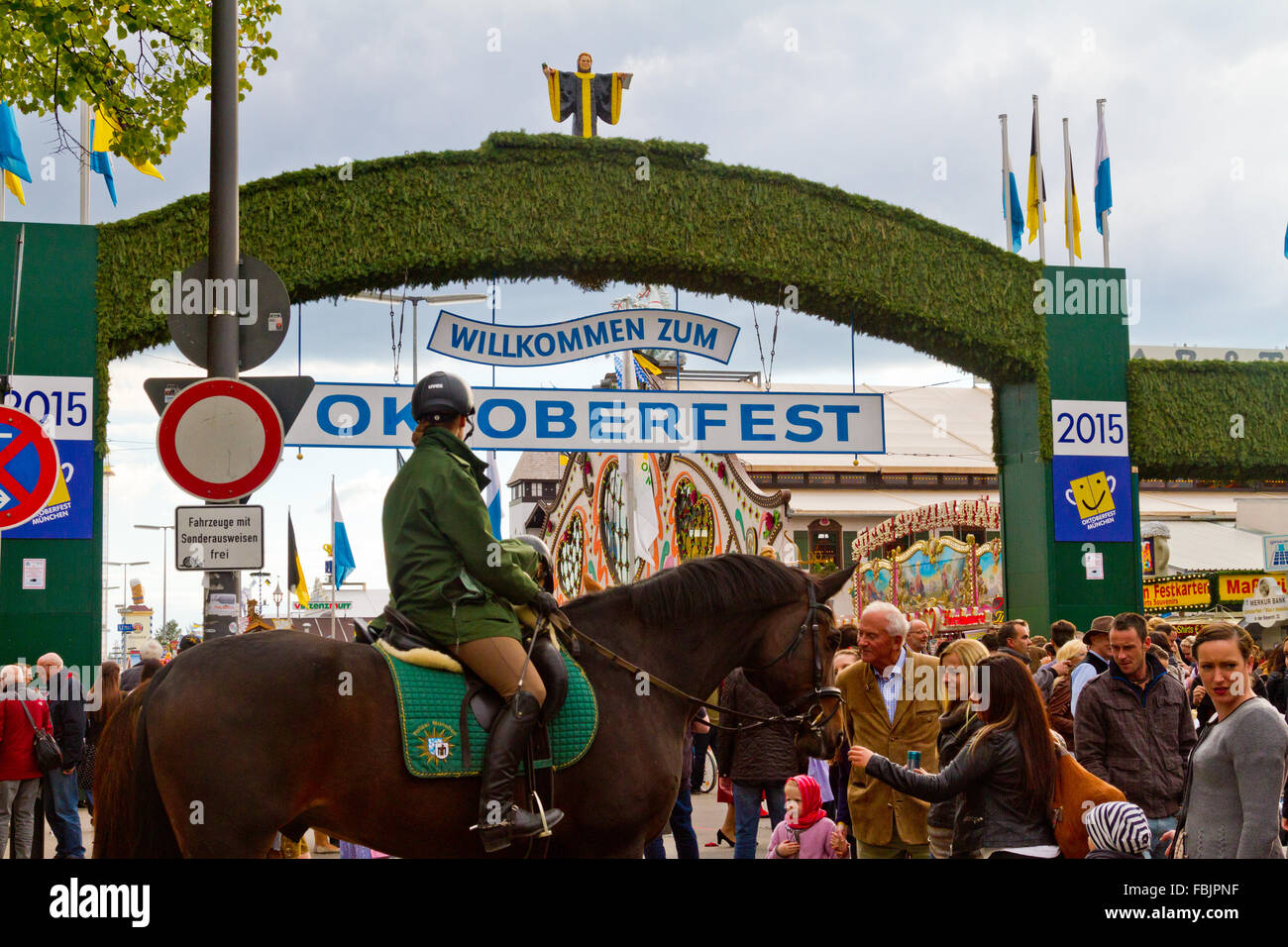 Weibliche Wachmann auf Pferd am Tor zum Oktoberfest in München, Deutschland Stockfoto