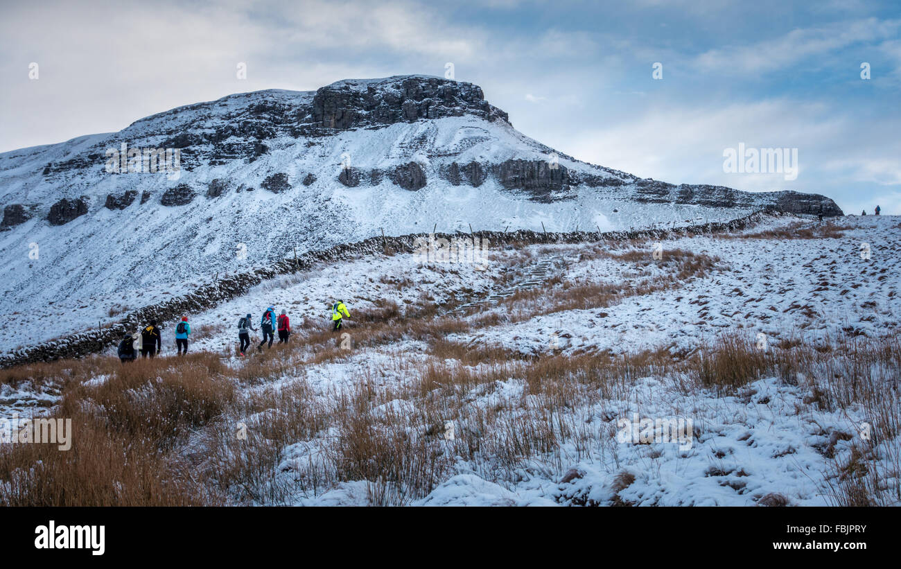 Pen-y-Gent im Winter mit einer Gruppe von fiel Läufer Annäherung an verschneiten Abschnitt steiler Berg, Yorkshire Dales, Großbritannien Stockfoto
