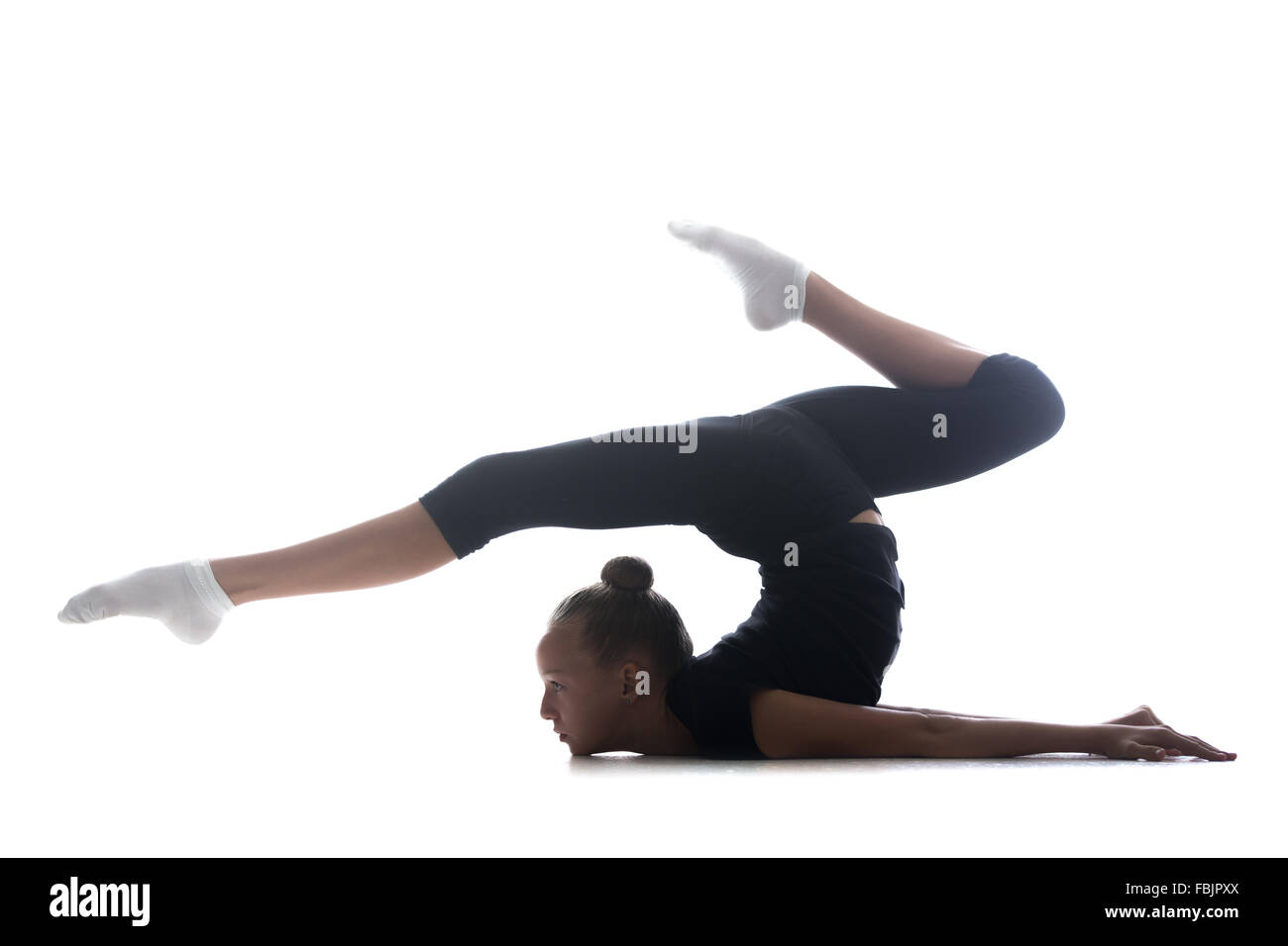 Schöne coole junge passen Turnerin Athlet Frau in Sportbekleidung tun Kunstgymnastik, akrobatische Übung Backbend, voller Länge Stockfoto