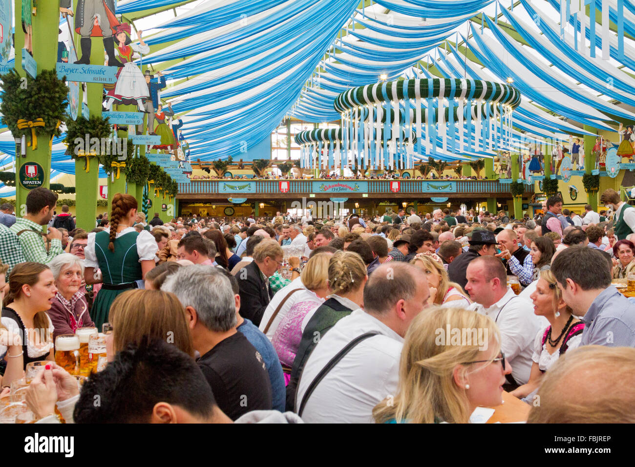 Riesige Menschenmenge in einem riesigen Bierzelt Oktoberfest in München ...
