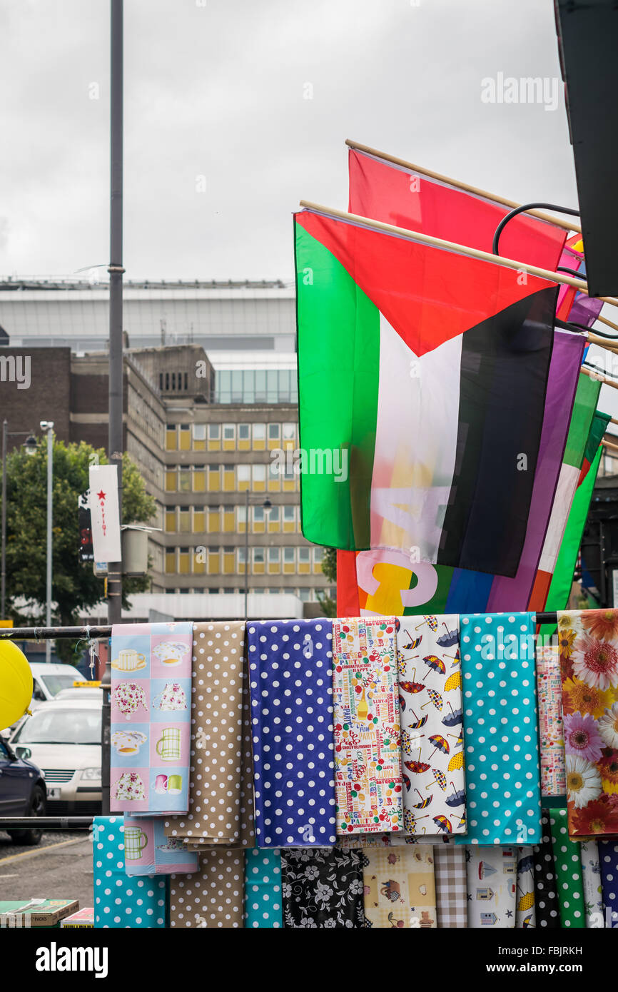 Palästina-Nationalflagge auf Verkauf in einem Geschäft in Belfast Falls Road, Irland. Stockfoto