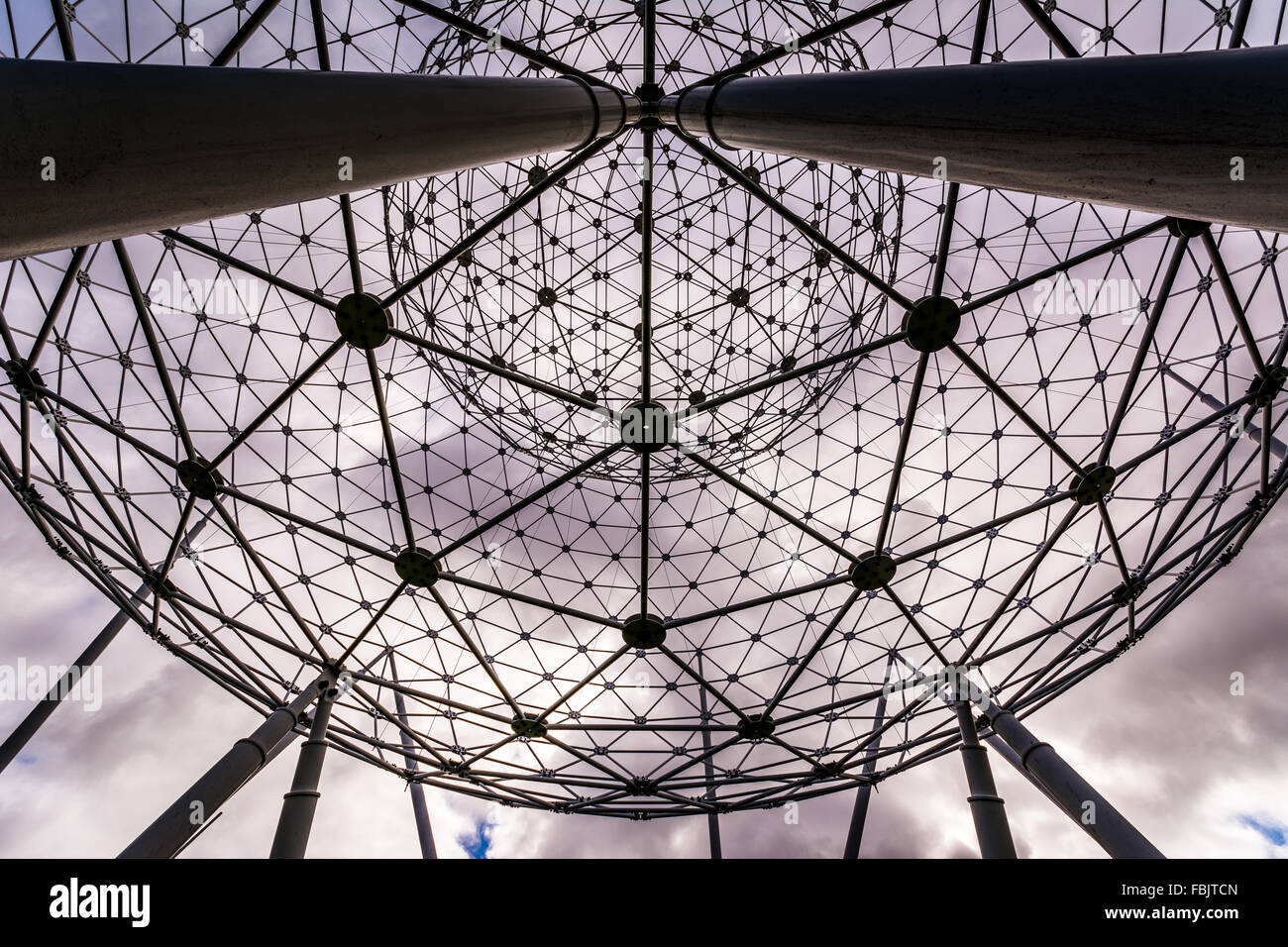 Ein Foto unter den Aufstieg-Skulptur am Broadway, Belfast entnommen. Stockfoto