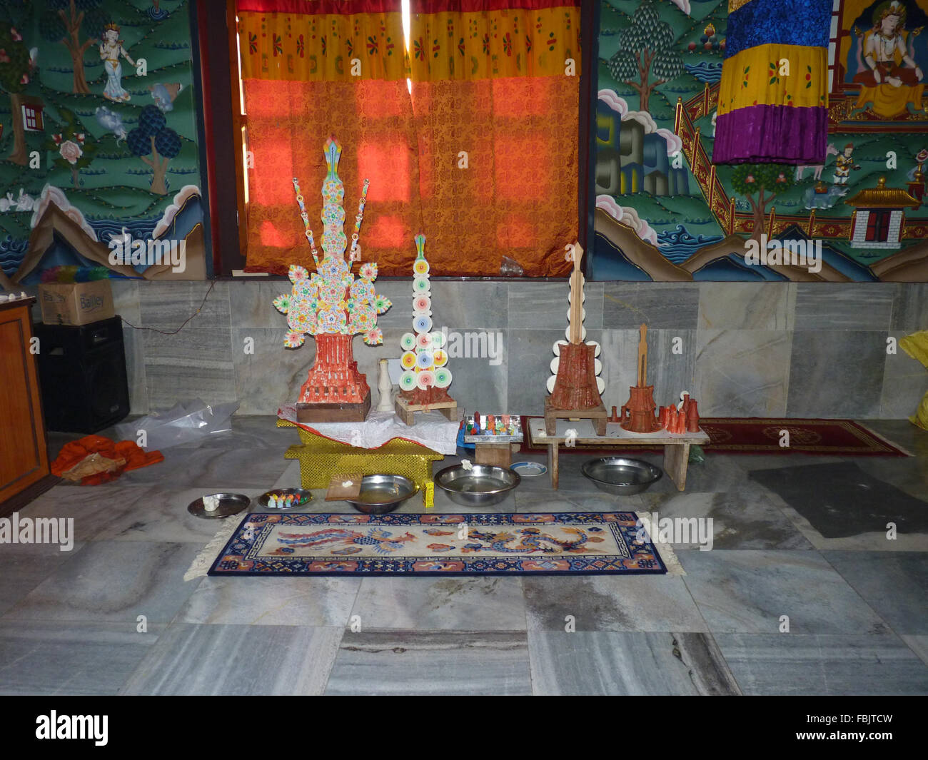 Religiöse Objekte und Gemälde in einem buddhistischen Tempel in Bodhgaya, Indien Stockfoto