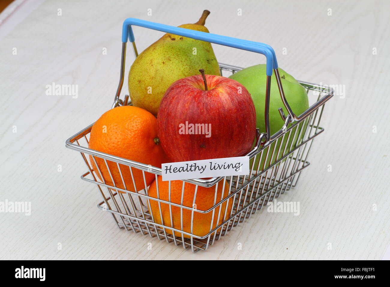 Gesundes Wohnen Karte Mini Einkaufswagen voll mit frischem Obst, Äpfel, Mandarinen und Birnen Stockfoto
