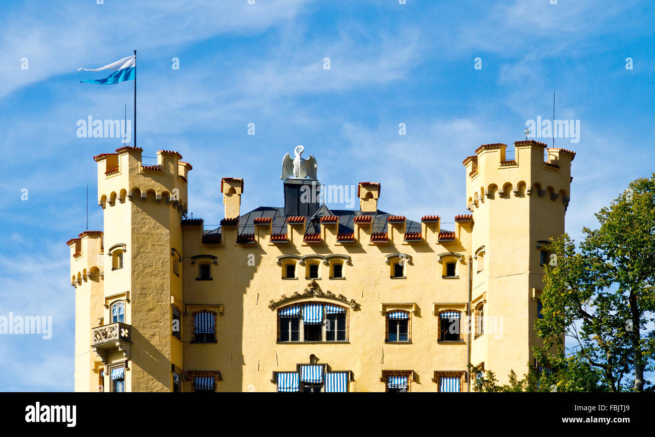 Blick auf Holenschwangau Burg aus dem Dorf unten gesehen. Stockfoto