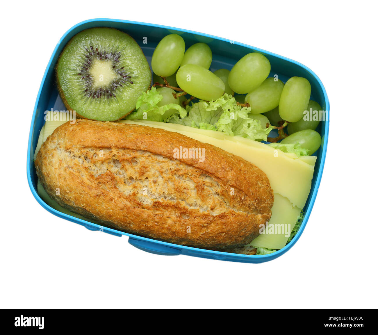 Gesunde Schule-Lunch-Box mit Schwarzbrot-Käse-Sandwich, Kiwis und Trauben isoliert auf weiss Stockfoto