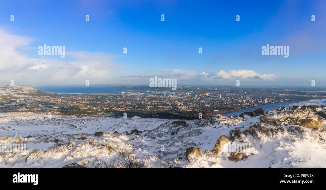 Die Aussicht vom Schnee bedeckt schwarzer Berg mit Blick auf Belfast City Centre und Belfast Lough. Stockfoto