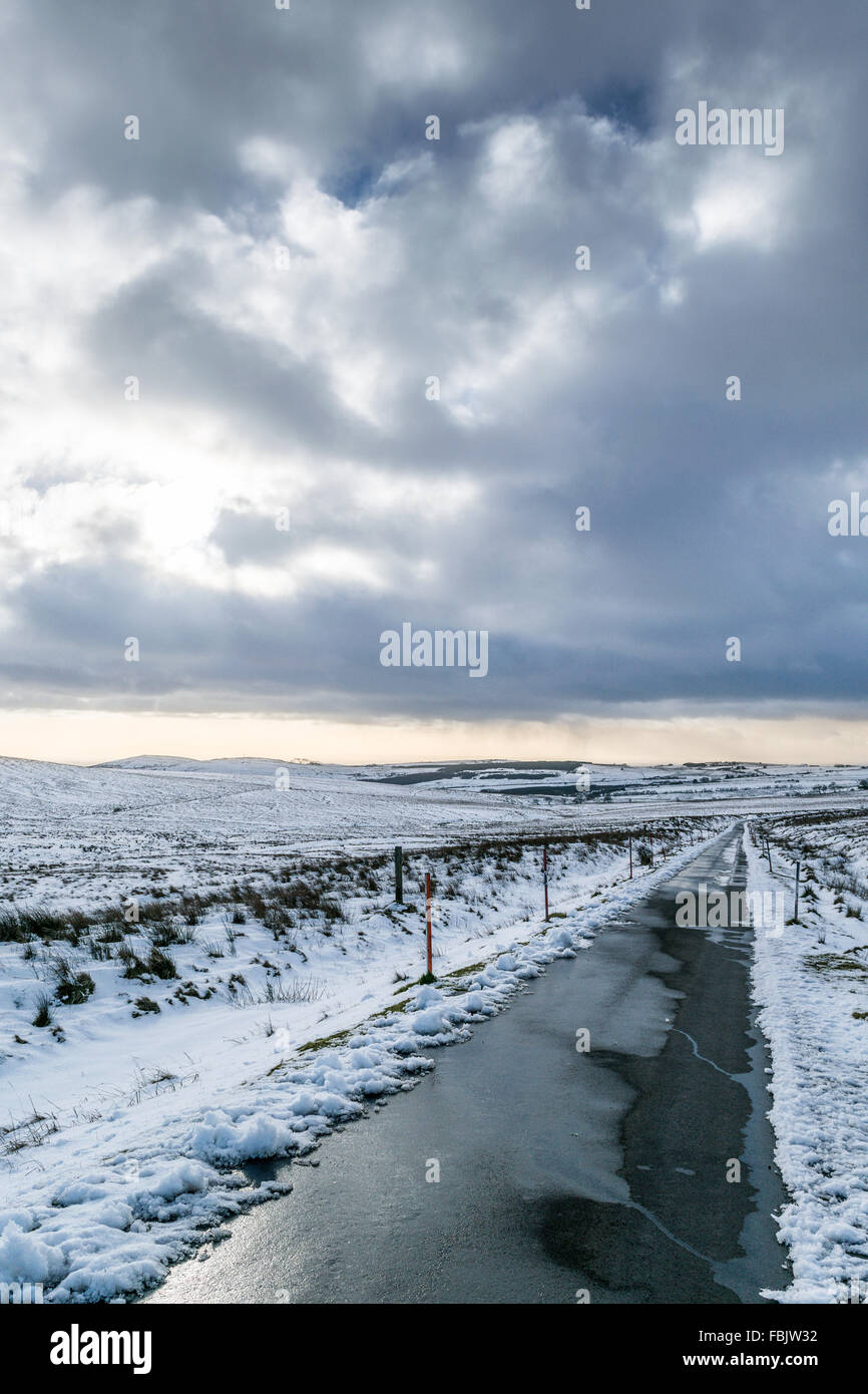 Ein Weg schlängelt sich seinen Weg durch den Schnee gefüllt Black Mountain von Belfast. Stockfoto