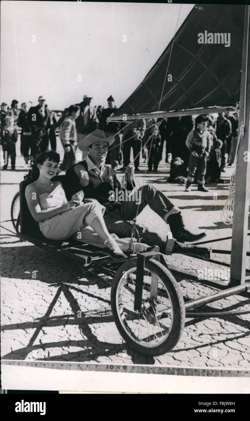 1978 - Land Segeln hat gerade erst begonnen, in Palm Springs, Kalifornien. Das Land-Boot verfügt über drei Räder-zwei vorne und eine auf der Rückseite, mit Bremse, aber ohne Motor ausgestattet. Die Segel sind sehr bunt, Begeisterung ist hoch. Ray Miller, der Erfinder, dauerte drei Jahre, seine Erfindung zu machen. Foto zeigt:-Rod Cameron und Charline Hardy beim warten auf die anderen Kandidaten im Rennen bleiben. (Kredit-Bild: © Keystone Bilder USA/ZUMAPRESS.com) Stockfoto