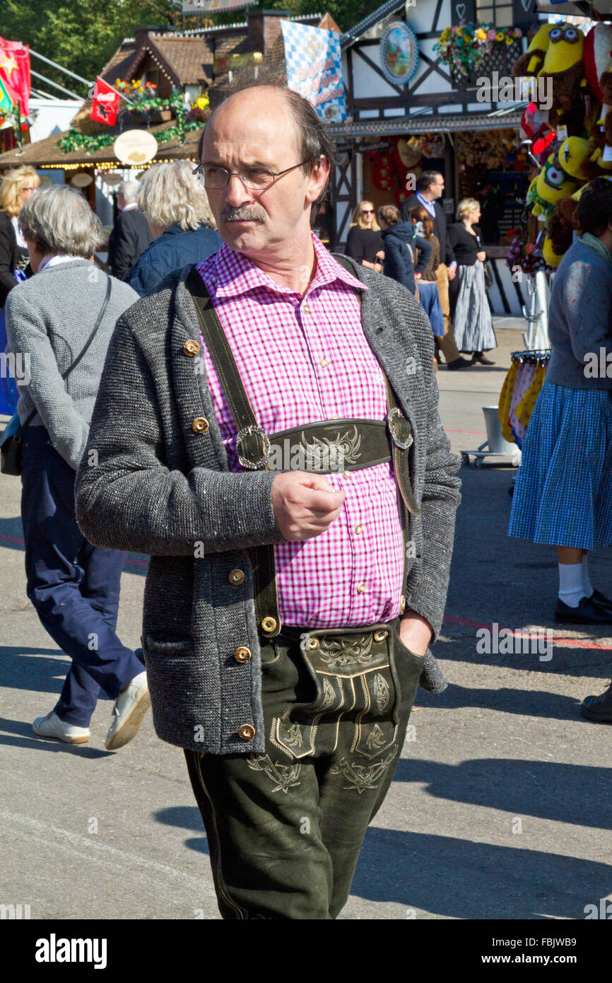 Mann in Lederhose Bummeln auf dem Oktoberfest in München. Stockfoto