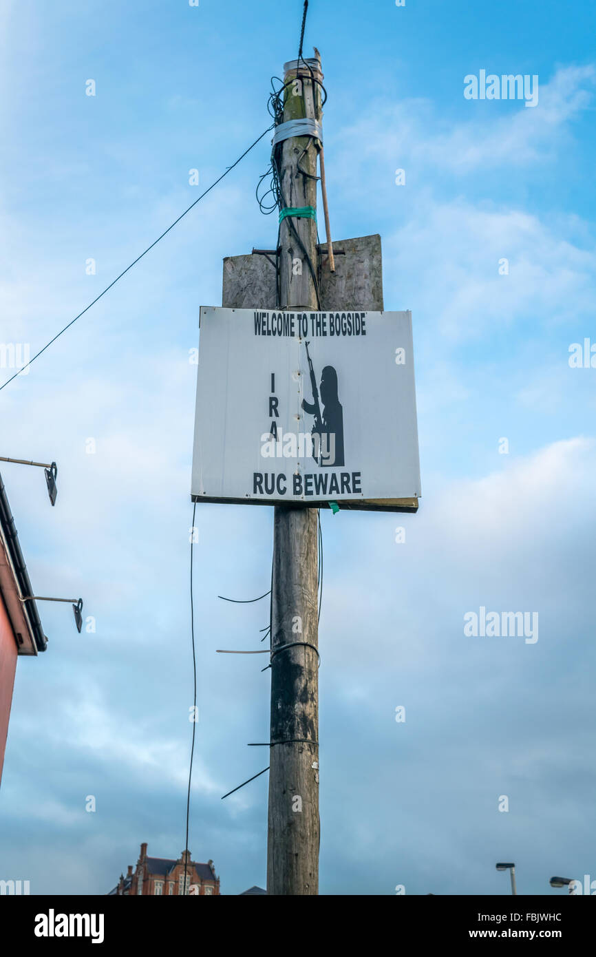 Willkommen in der Bogside Board im republikanischen Bereich von Derry City mit einer bewaffneten gemalt IRA Schütze Stockfoto