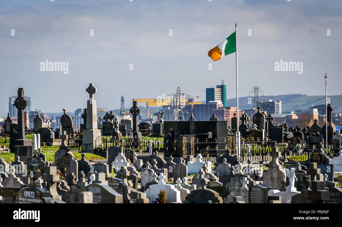 Die irische Trikolore fliegt von einem weißen Mast in Milltown-Friedhof im Herzen der West Belfast in der Nähe der Falls Road. Stockfoto