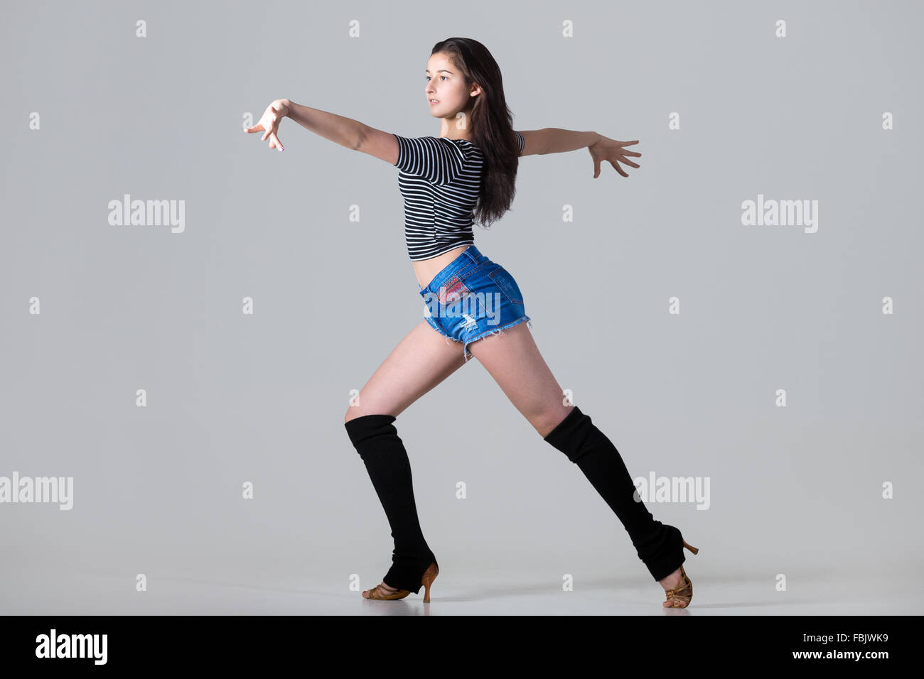 Schöne junge kühlen passen moderne Latino Tänzer Performer erarbeiten, Studio, grauen Hintergrund, in voller Länge Stockfoto