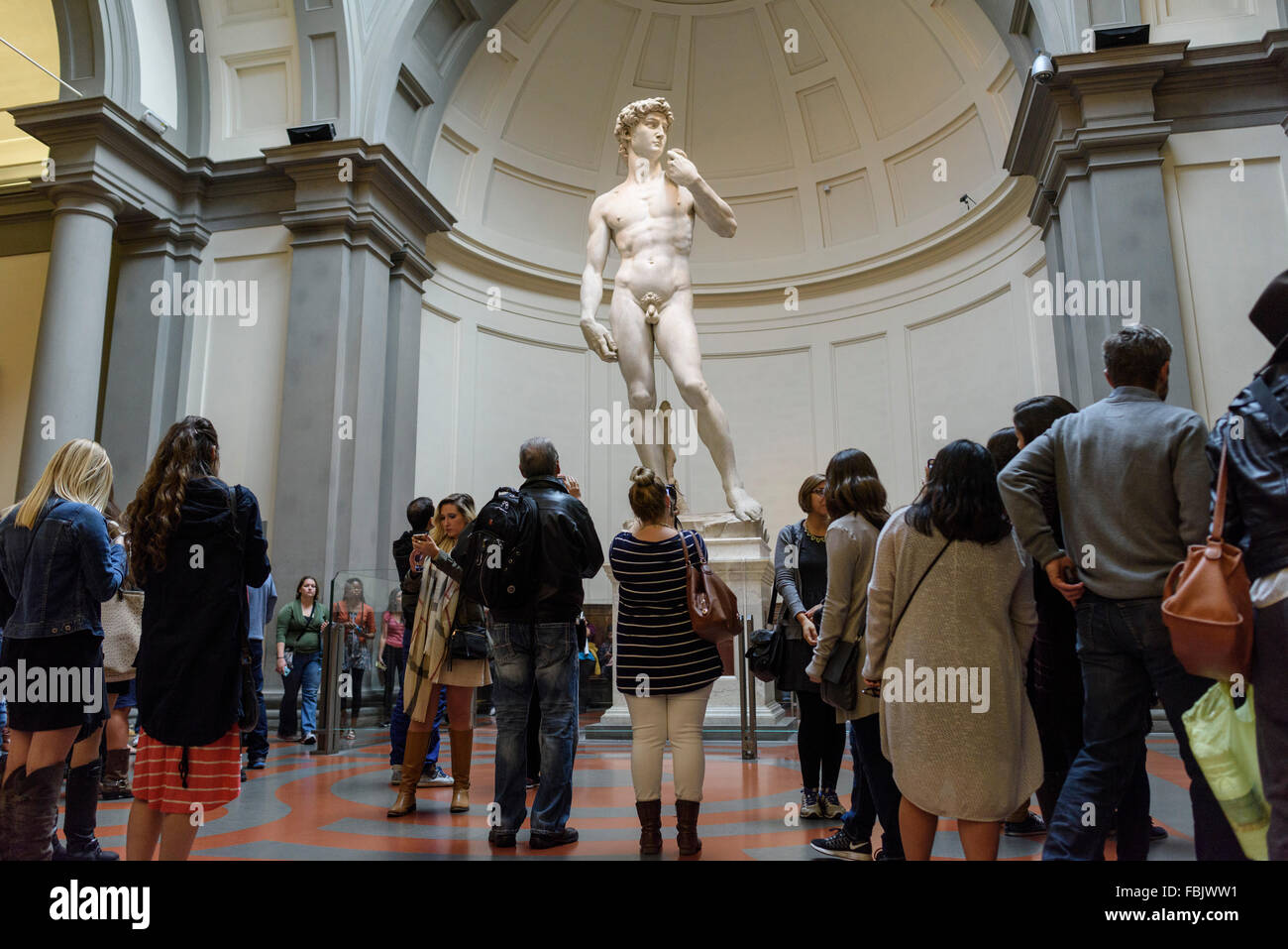 Florenz. Italien. Touristen besuchen Michelangelos Statue des David in der Galleria dell'Accademia Museum. Galerie der Akademie von Florenz. Stockfoto