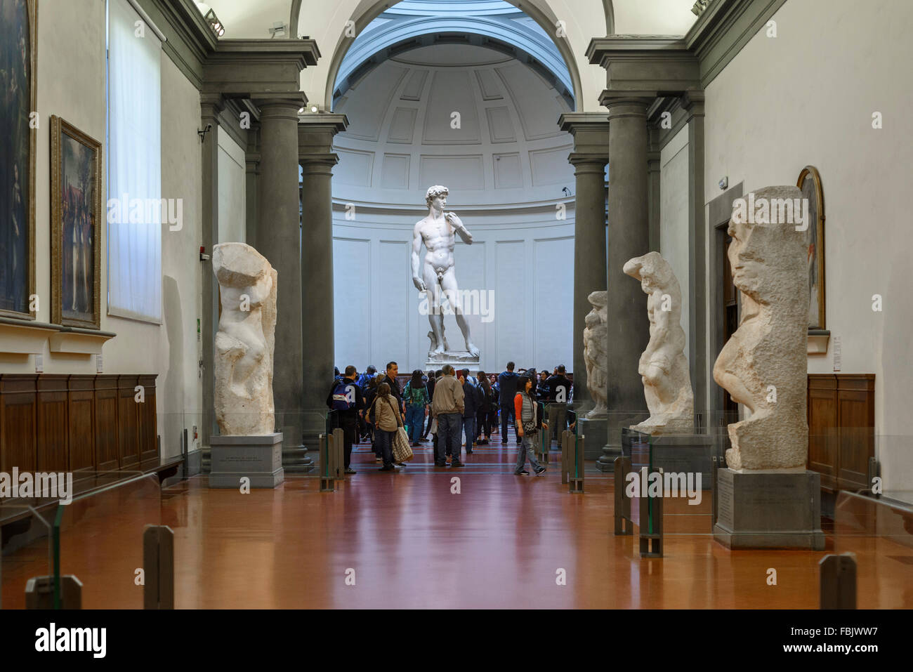 Florenz. Italien. Touristen besuchen Michelangelos Statue des David in der Galleria dell'Accademia Museum. Galerie der Akademie von Florenz. Stockfoto