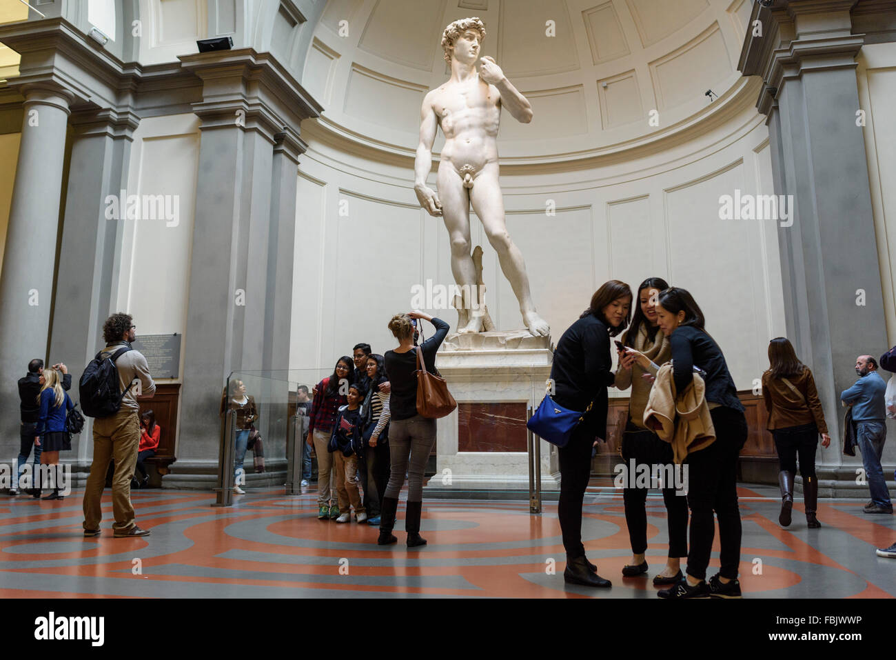 Florenz. Italien. Touristen besuchen Michelangelos Statue des David in der Galleria dell'Accademia Museum. Galerie der Akademie von Florenz. Stockfoto