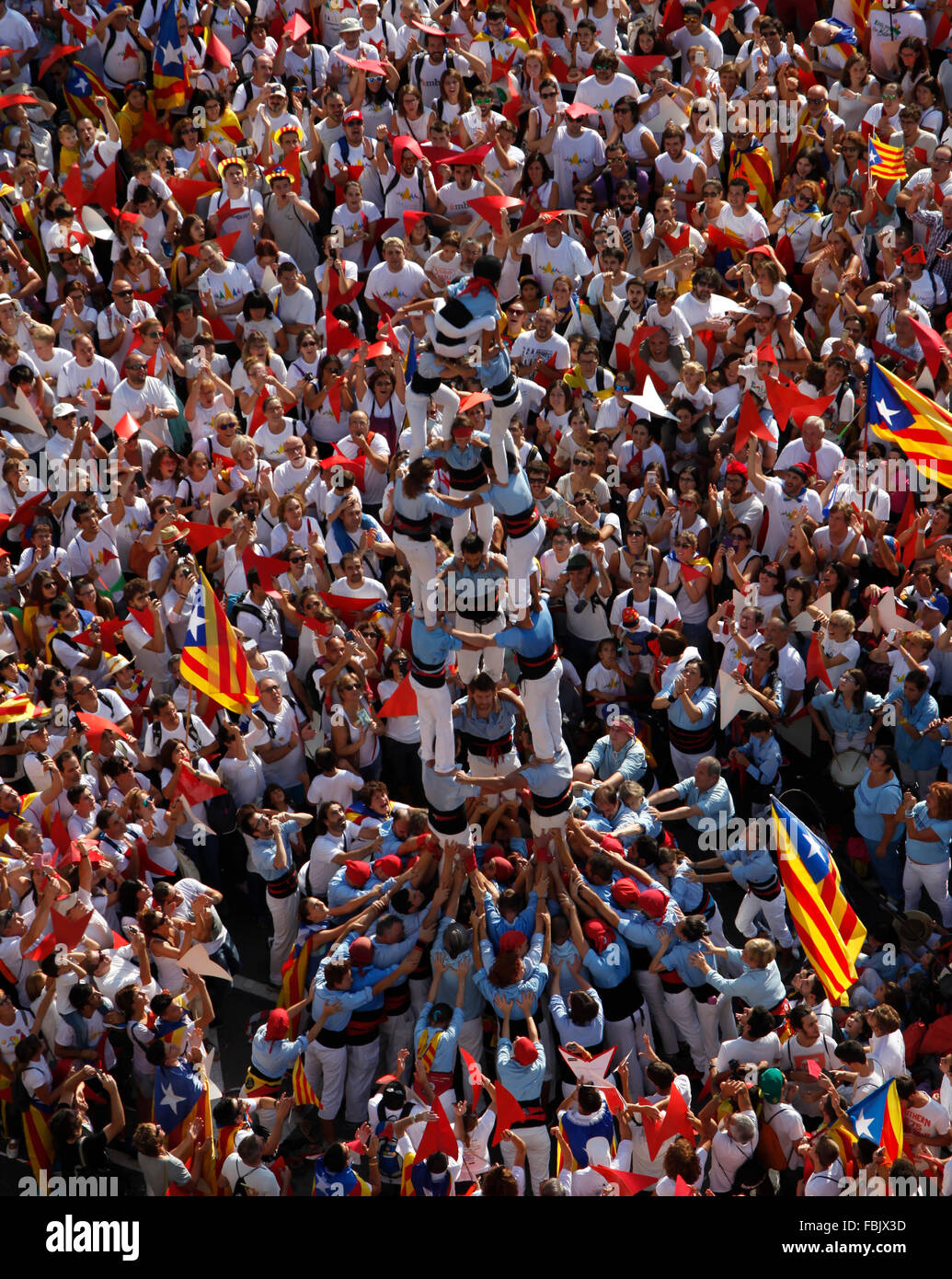 Etwa 2 Millionen pro-Unabhängigkeit Katalanen versammeln sich auf Avinguda Meridiana, Barcelona, Castellers menschliche Turm Stockfoto