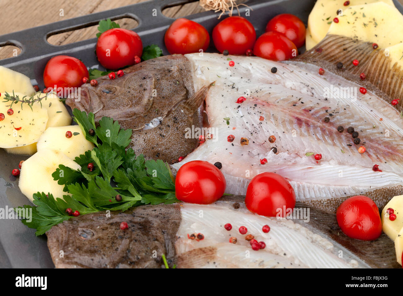 Rohe Turbot Fish mit Kartoffelscheiben Stockfoto