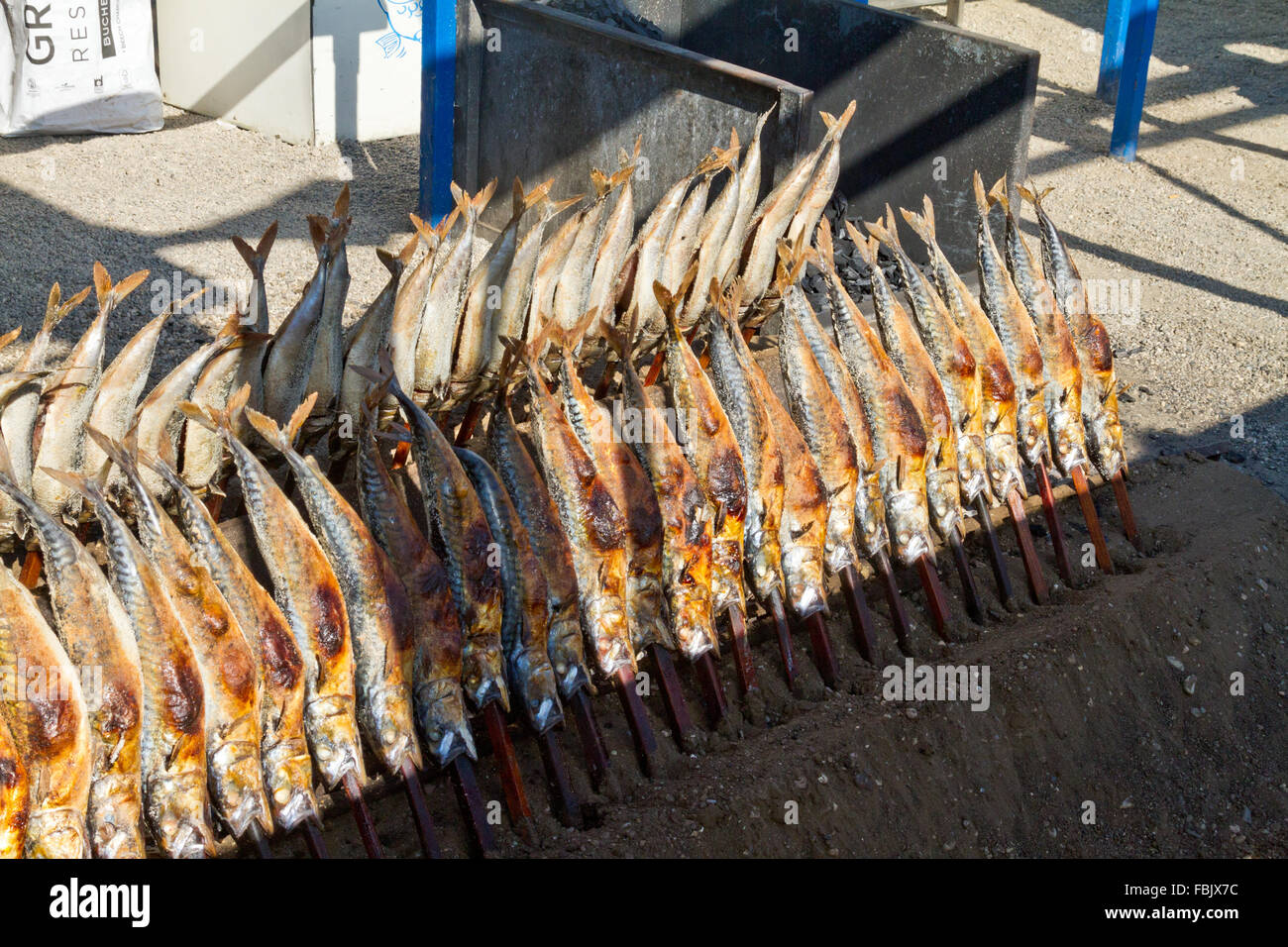 Steckerlfisch zum Verkauf an einem Stand auf dem Oktoberfest in München. Stockfoto