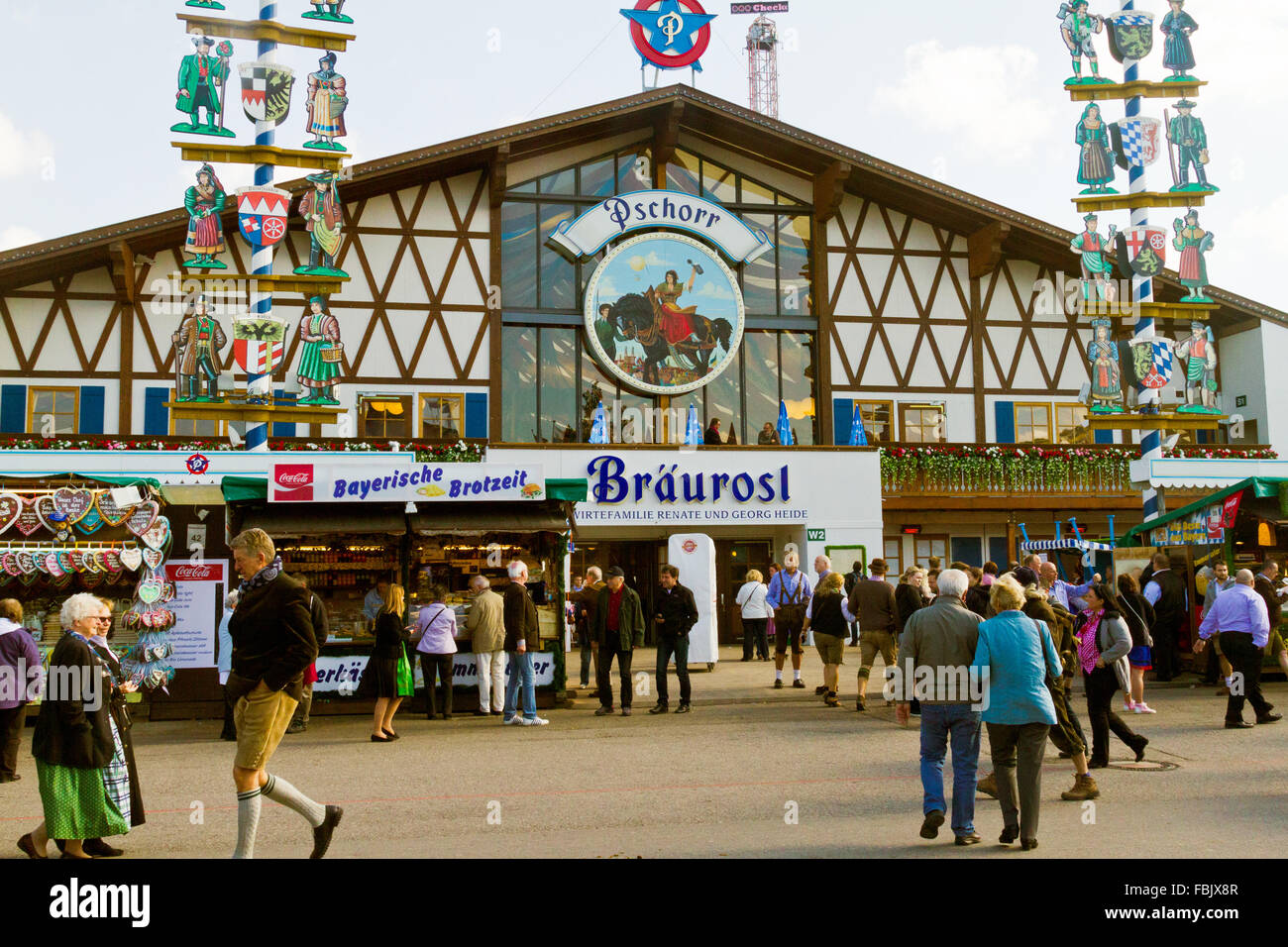 Menschenmenge draußen Bierhalle auf dem Oktoberfest in München. Stockfoto