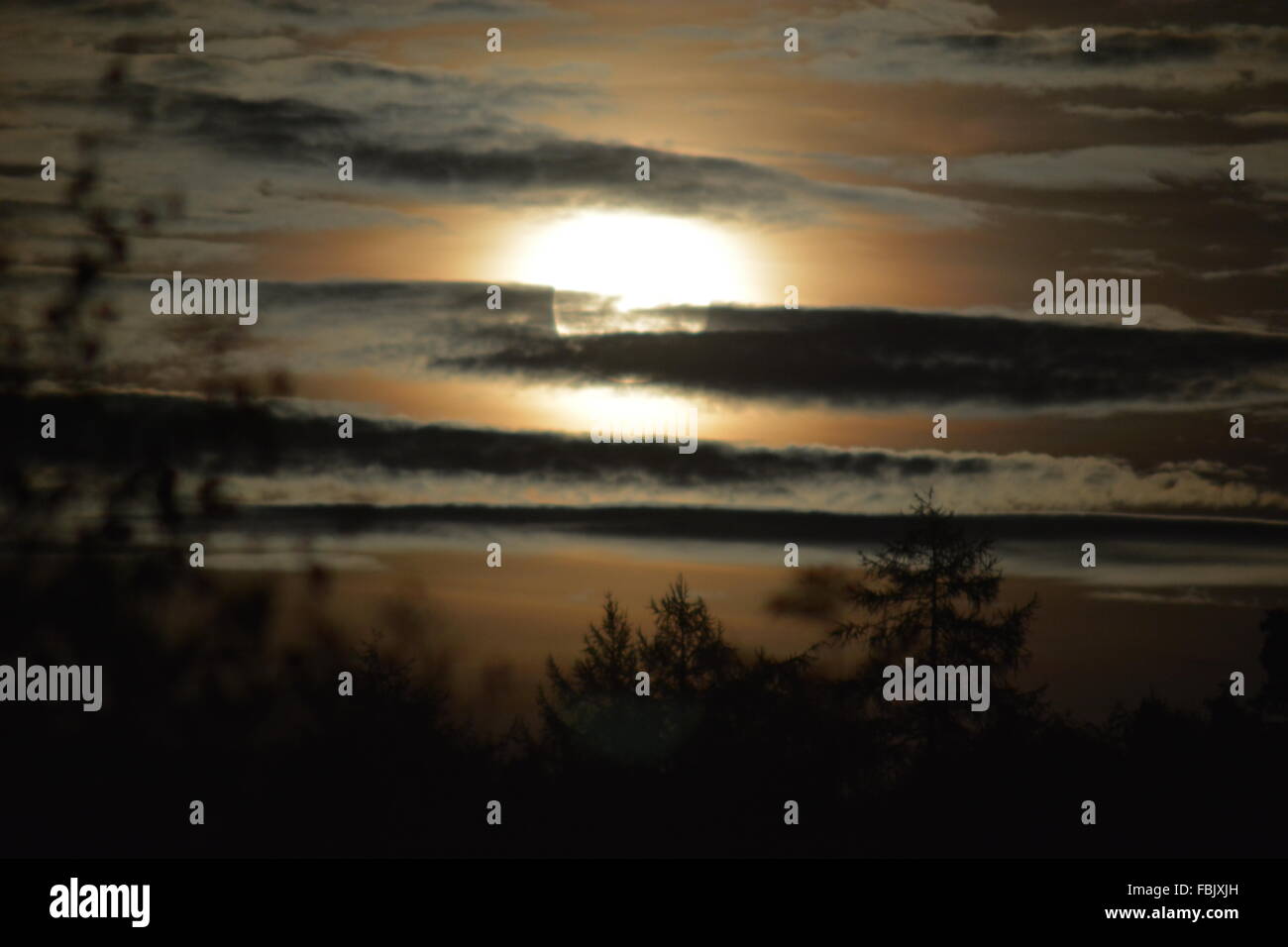 Über exponierte Mond sieht aus wie Sonnenuntergang Stockfoto
