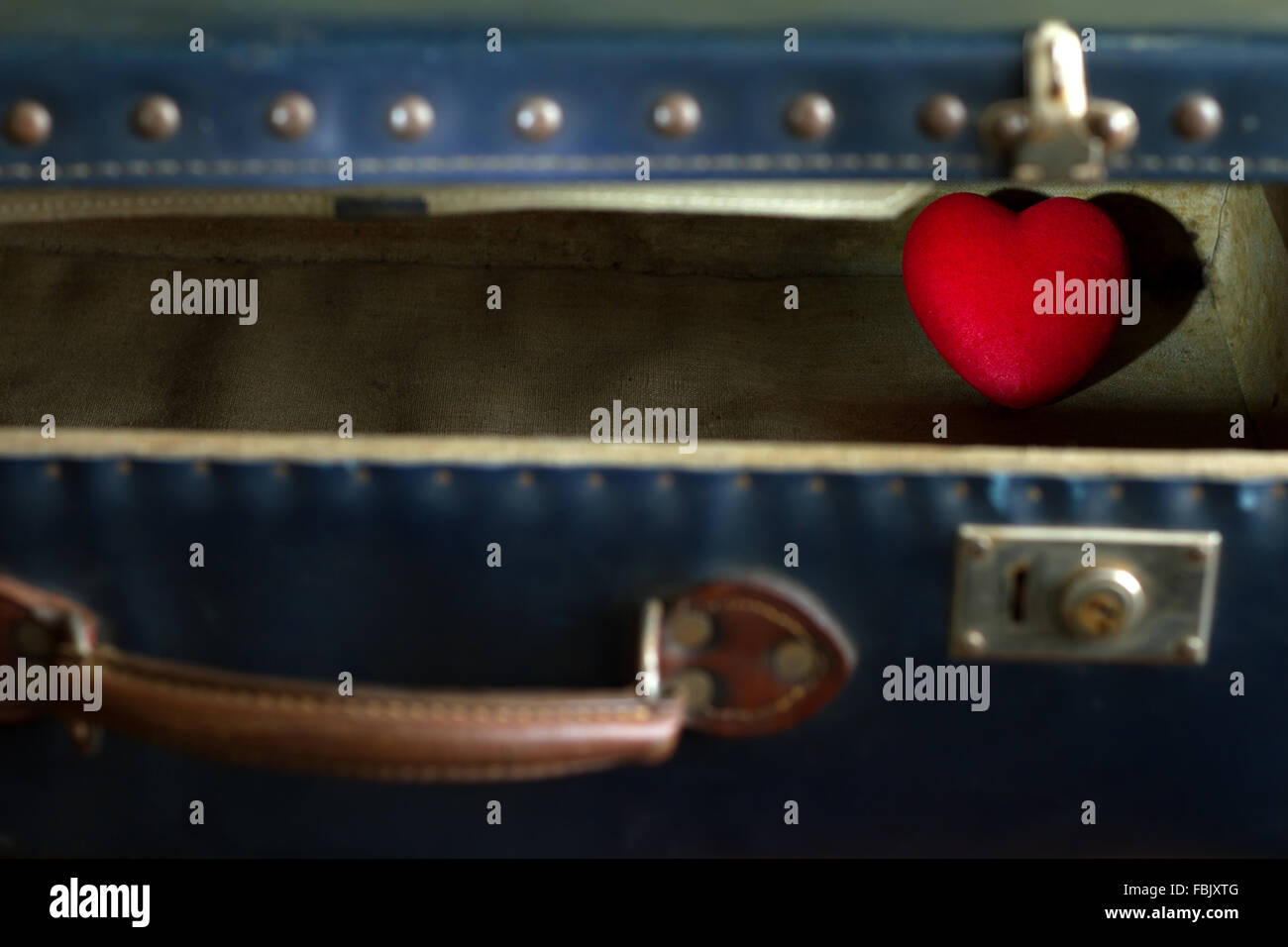 Herz im Koffer Zusammenfassung der Einsamkeit in Liebe Konzept Stockfoto