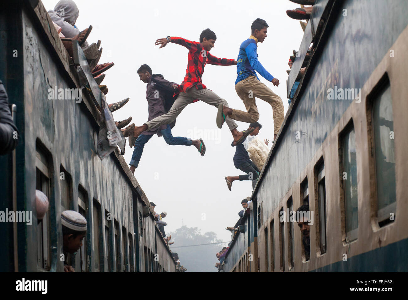 DHAKA, Bangladesch 10. Januar 2016: Menschen in überfüllten Zug springen sie besuchen die Akheri Munajat Abschluss Gebete am dritten Tag der Biswa Ijtema, die zweitgrößte muslimische Gemeinde nach der Hadsch, Tongi Bahnhof in Tongi 20 km von Dhaka am 10. Januar 2016. Rund 2 Millionen Muslime aus Bangladesch und im Ausland beobachtet die dreitägige Kongregation mit gebeten an den Ufern des Flusses Turag. Stockfoto