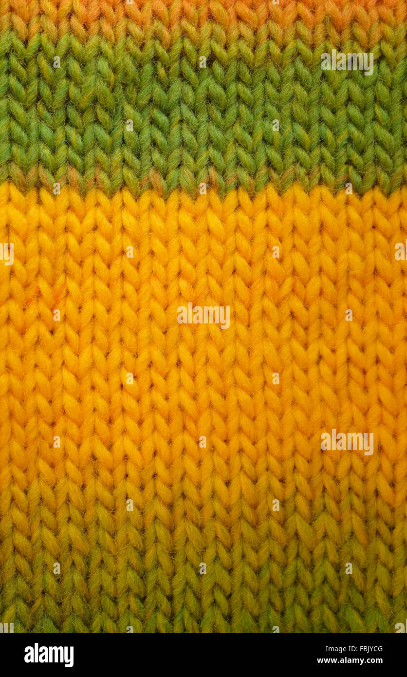 Länge der Strumpf Masche stricken in grün und gelb Garn als eine abstrakte Hintergrundtextur Stockfoto