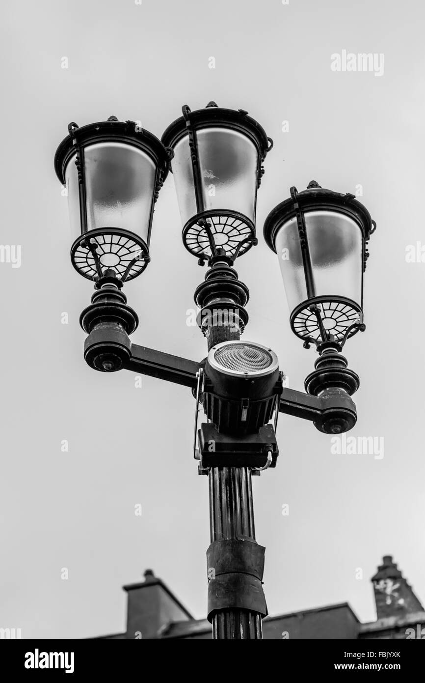 EINE alte traditionelle irische Straßenlaterne in Dublin City Centre. Stockfoto