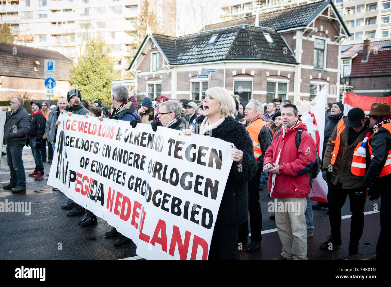 Apeldoorn, Niederlande. 17. Januar 2016. Pegida Nederland Protest in Apeldoorn (Niederlande). Anti-Islamismus Pegida hat Sonntagnachmittag in Apeldoorn rund um die Beekpark gezeigt. Die Demonstration war relativ ruhig, nur vier Personen wurden festgenommen. Die Bewegung gegen die Anti-Fascist Action (AFA) von Friesland nahm auch die Straßen von Apeldoorn. Bildnachweis: Romy Arroyo Fernandez/Alamy Live-Nachrichten. Stockfoto